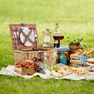 Cesta de Mimbre para Picnic - 2 Personas - Cuchillo Multifuncional Copas de Vino Nevera Cubiertos en Acero Inoxidable y Platos en cer�mica inclu�dos - Color tart�n rojo de 32 x 25 x 17 cm