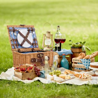 eGenuss Handgefertigtes Picknickkorb f�r 2 Personen ? K�hlfach, Multifunktionsmesser, Edelstahlbesteck, Teller und Weingl�ser inklusive - Blaues Gingham-Muster