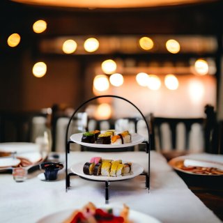 eGenuss Etagere 2 Etagen Metall Serviergestell 2 Etagen mit rutschfeste F��e Telleretagere Gestell f�r 2 Teller - Sp�lmaschinenfest 2-st�ckige Etagere f�r Servierst�nder schwarz