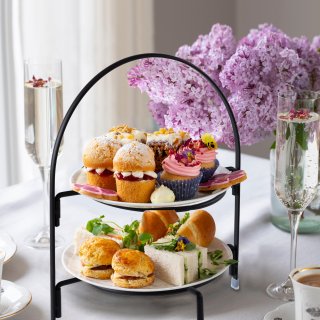 eGenuss Etagere 2 Etagen Metall Serviergestell 2 Etagen mit rutschfeste F��e Telleretagere Gestell f�r 2 Teller - Sp�lmaschinenfest 2-st�ckige Etagere f�r Servierst�nder schwarz