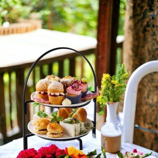 eGenuss Etagere 2 Etagen Metall Serviergestell 2 Etagen mit rutschfeste F��e Telleretagere Gestell f�r 2 Teller - Sp�lmaschinenfest 2-st�ckige Etagere f�r Servierst�nder schwarz