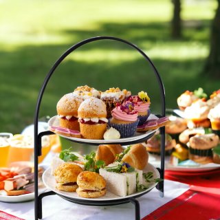 eGenuss Etagere 2 Etagen Metall Serviergestell 2 Etagen mit rutschfeste F��e Telleretagere Gestell f�r 2 Teller - Sp�lmaschinenfest 2-st�ckige Etagere f�r Servierst�nder schwarz